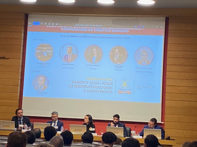 Momento del acto celebrado en el Observatorio Ramón y Cajal – ICADE, con ponentes y expertos analizando la Directiva Europea 2021/2167 y el proyecto de ley español.